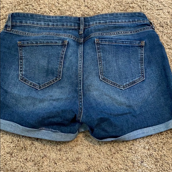 Old navy maternity shorts size 10 - Picture 2 of 2